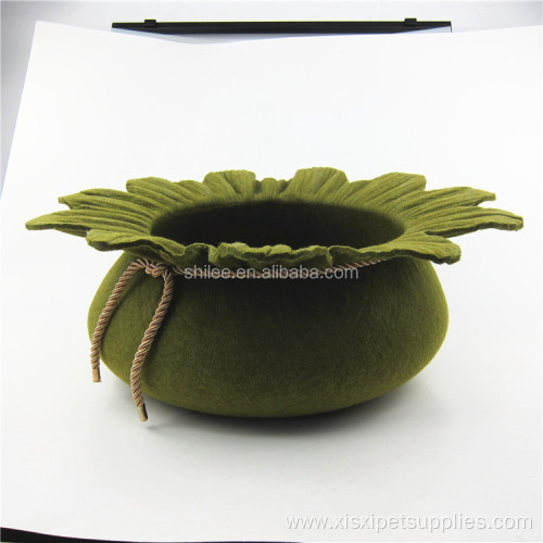 Lovely-flower-shape warm felt cat cave bed